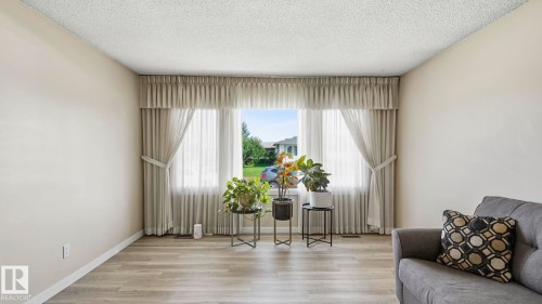 7819 132A Avenue Nw, Edmonton, AB - Indoor Photo Showing Living Room