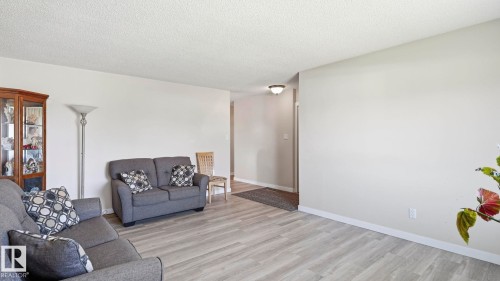 7819 132A Avenue Nw, Edmonton, AB - Indoor Photo Showing Living Room
