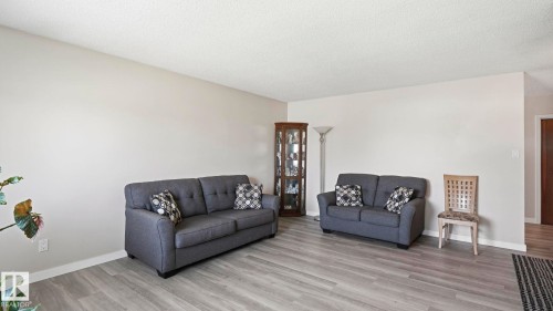 7819 132A Avenue Nw, Edmonton, AB - Indoor Photo Showing Living Room