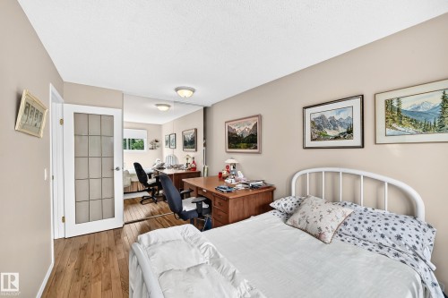 371 Kirkpatrick Crescent Nw, Edmonton, AB - Indoor Photo Showing Bedroom