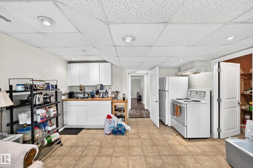 371 Kirkpatrick Crescent Nw, Edmonton, AB - Indoor Photo Showing Kitchen