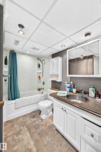 371 Kirkpatrick Crescent Nw, Edmonton, AB - Indoor Photo Showing Bathroom