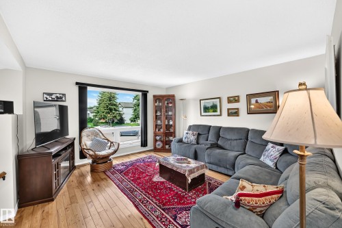 371 Kirkpatrick Crescent Nw, Edmonton, AB - Indoor Photo Showing Living Room