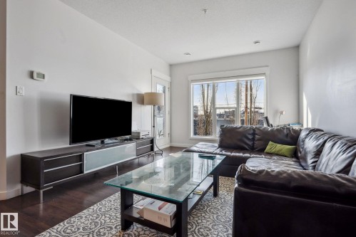 #209 10518 113 St Nw, Edmonton, AB - Indoor Photo Showing Living Room