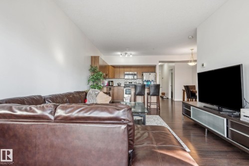 #209 10518 113 St Nw, Edmonton, AB - Indoor Photo Showing Living Room