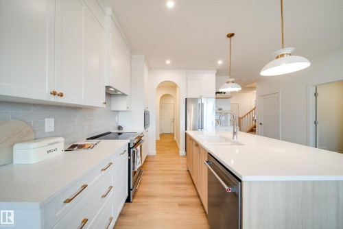 54 Clichy Close, St. Albert, AB - Indoor Photo Showing Kitchen With Upgraded Kitchen