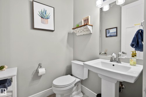 9036 24 Avenue Sw, Edmonton, AB - Indoor Photo Showing Bathroom