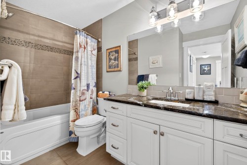 9036 24 Avenue Sw, Edmonton, AB - Indoor Photo Showing Bathroom