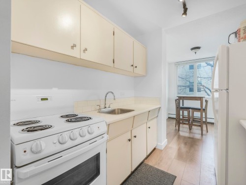 #406 9816 112 St Nw, Edmonton, AB - Indoor Photo Showing Kitchen