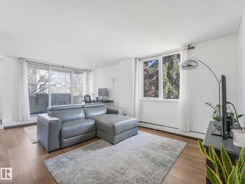 #406 9816 112 St Nw, Edmonton, AB - Indoor Photo Showing Living Room
