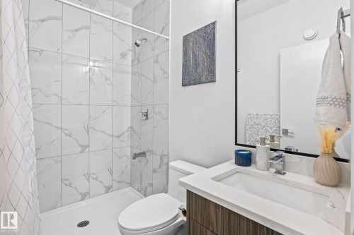 3523 5A Avenue Sw, Edmonton, AB - Indoor Photo Showing Bathroom