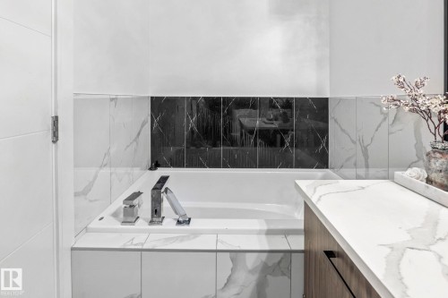 3523 5A Avenue Sw, Edmonton, AB - Indoor Photo Showing Bathroom