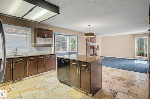90 Dufferin Street, St. Albert, AB - Indoor Photo Showing Kitchen