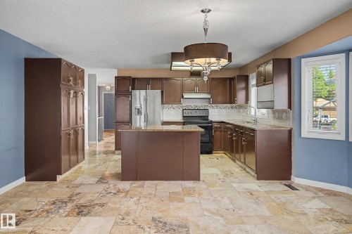 90 Dufferin Street, St. Albert, AB - Indoor Photo Showing Kitchen With Double Sink
