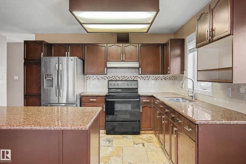 90 Dufferin Street, St. Albert, AB - Indoor Photo Showing Kitchen With Double Sink
