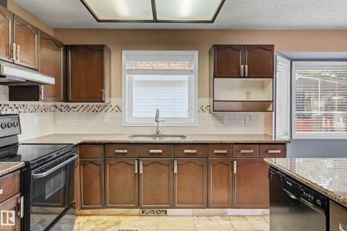 90 Dufferin Street, St. Albert, AB - Indoor Photo Showing Kitchen With Double Sink