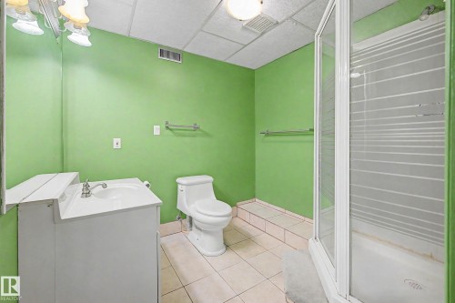 90 Dufferin Street, St. Albert, AB - Indoor Photo Showing Bathroom