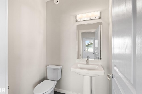 16040 11 Avenue Sw, Edmonton, AB - Indoor Photo Showing Bathroom
