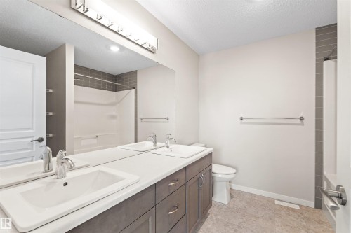 16040 11 Avenue Sw, Edmonton, AB - Indoor Photo Showing Bathroom