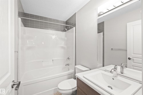 16040 11 Avenue Sw, Edmonton, AB - Indoor Photo Showing Bathroom