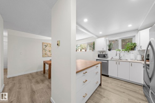 10518 84 Avenue Nw, Edmonton, AB - Indoor Photo Showing Kitchen