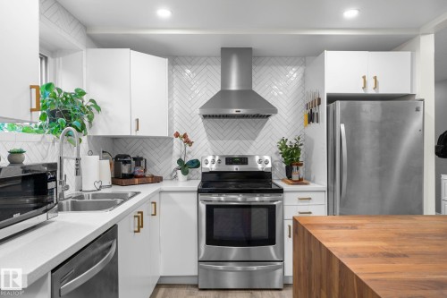 10518 84 Avenue Nw, Edmonton, AB - Indoor Photo Showing Kitchen With Double Sink