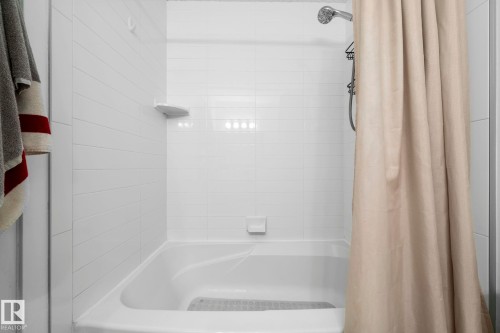 10518 84 Avenue Nw, Edmonton, AB - Indoor Photo Showing Bathroom