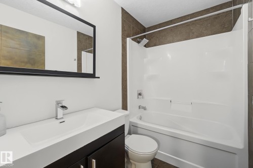 29 Hudson Cove, Spruce Grove, AB - Indoor Photo Showing Bathroom