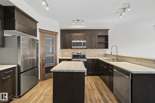 29 Hudson Cove, Spruce Grove, AB - Indoor Photo Showing Kitchen With Double Sink With Upgraded Kitchen
