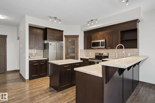 29 Hudson Cove, Spruce Grove, AB - Indoor Photo Showing Kitchen With Upgraded Kitchen