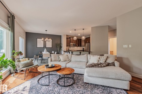 1615 Wates Close Sw, Edmonton, AB - Indoor Photo Showing Living Room