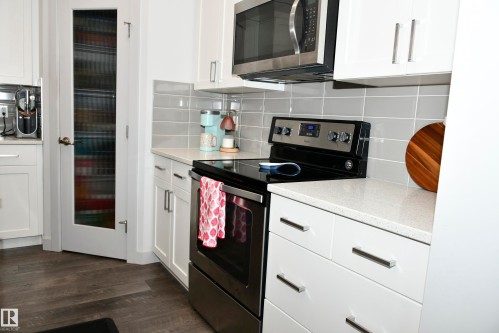 560 Sturtz Link, Leduc, AB - Indoor Photo Showing Kitchen