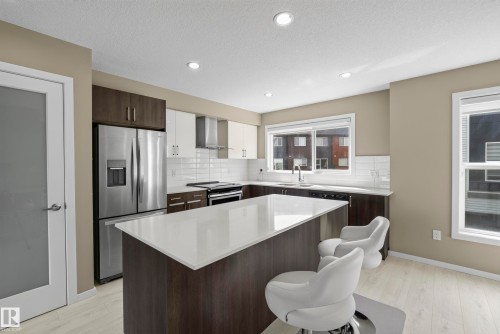 #10 1075 Rosenthal Bv Nw, Edmonton, AB - Indoor Photo Showing Kitchen With Upgraded Kitchen