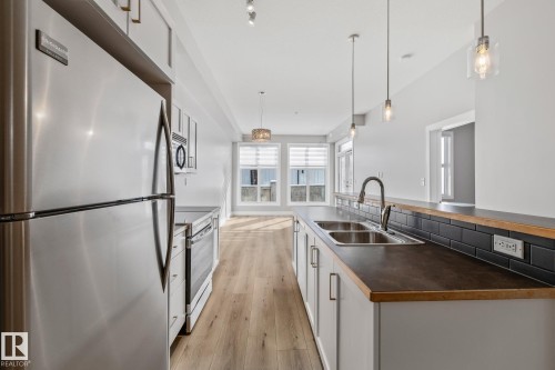#114 10531 117 St Nw, Edmonton, AB - Indoor Photo Showing Kitchen With Double Sink With Upgraded Kitchen