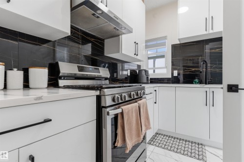 1809 18A Avenue Nw, Edmonton, AB - Indoor Photo Showing Kitchen
