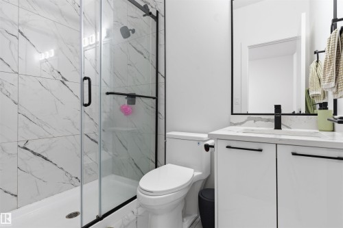 1809 18A Avenue Nw, Edmonton, AB - Indoor Photo Showing Bathroom