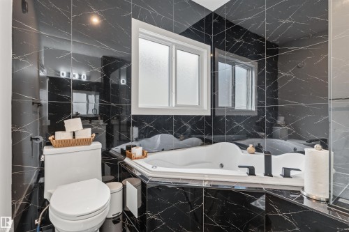 1809 18A Avenue Nw, Edmonton, AB - Indoor Photo Showing Bathroom