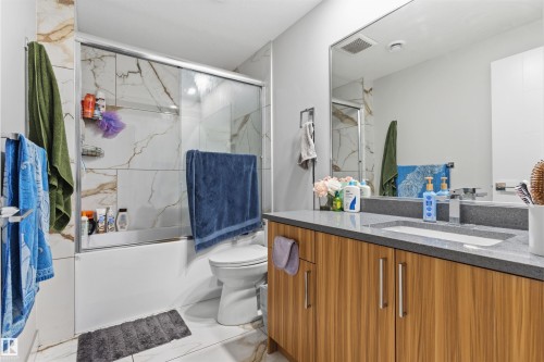 1809 18A Avenue Nw, Edmonton, AB - Indoor Photo Showing Bathroom