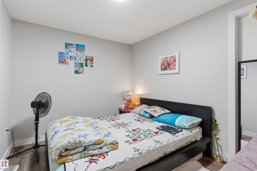 1809 18A Avenue Nw, Edmonton, AB - Indoor Photo Showing Bedroom