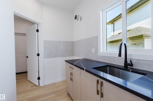 3327 Chernowski Way Sw, Edmonton, AB - Indoor Photo Showing Kitchen