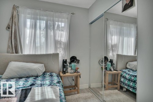 5451 Hill View Crescent Nw, Edmonton, AB - Indoor Photo Showing Bedroom