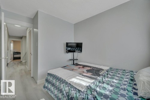 5451 Hill View Crescent Nw, Edmonton, AB - Indoor Photo Showing Bedroom