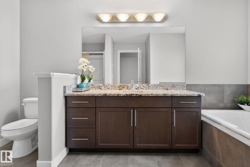 7341 Armour Crescent Sw, Edmonton, AB - Indoor Photo Showing Bathroom