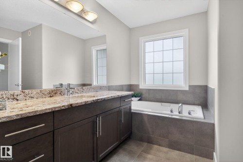 7341 Armour Crescent Sw, Edmonton, AB - Indoor Photo Showing Bathroom
