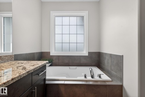 7341 Armour Crescent Sw, Edmonton, AB - Indoor Photo Showing Bathroom
