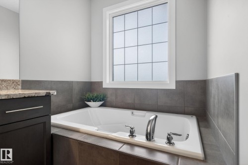 7341 Armour Crescent Sw, Edmonton, AB - Indoor Photo Showing Bathroom