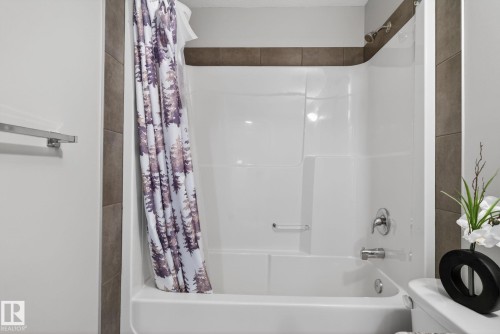 7341 Armour Crescent Sw, Edmonton, AB - Indoor Photo Showing Bathroom