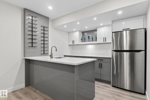 7341 Armour Crescent Sw, Edmonton, AB - Indoor Photo Showing Kitchen