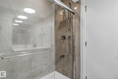 7341 Armour Crescent Sw, Edmonton, AB - Indoor Photo Showing Bathroom