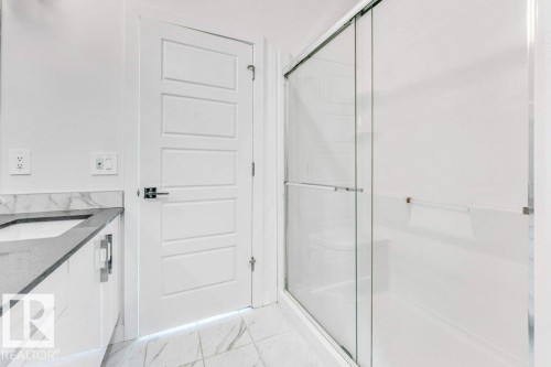 5140 23 Avenue Sw, Edmonton, AB - Indoor Photo Showing Bathroom